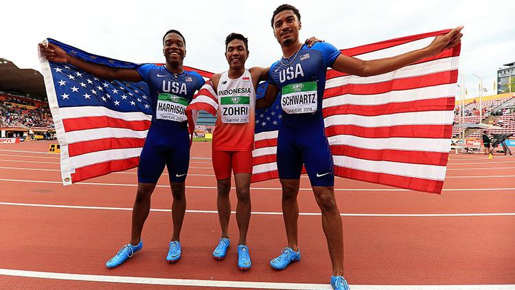 Muhammad Zohri dari Indonesia (tengah), Anthony Schwartz dan Eric Harrison dari Amerika Serikat (AS) di kejuaraan dunia lari 100 meter putra U-20.