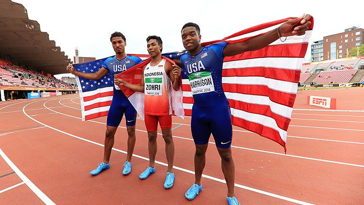 Muhammad Zohri dari Indonesia (tengah), Anthony Schwartz dan Eric Harrison dari Amerika Serikat (AS) di kejuaraan dunia lari 100 meter putra U-20.