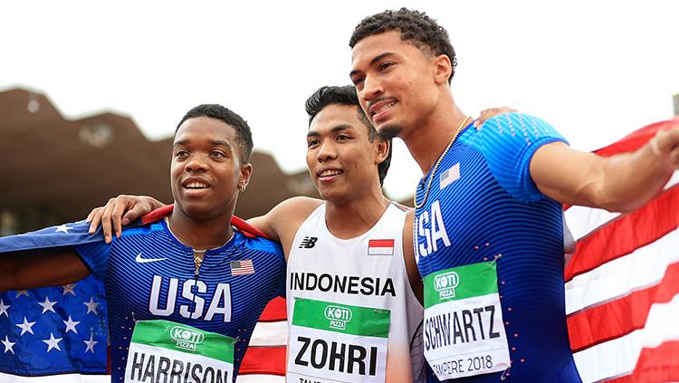 Muhammad Zohri dari Indonesia (tengah), Anthony Schwartz dan Eric Harrison dari Amerika Serikat (AS) di kejuaraan dunia lari 100 meter putra U-20.