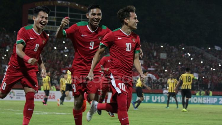 Egy Maulana Vikri saat akan merayakan gol bersama rekan satu timnya. - INDOSPORT