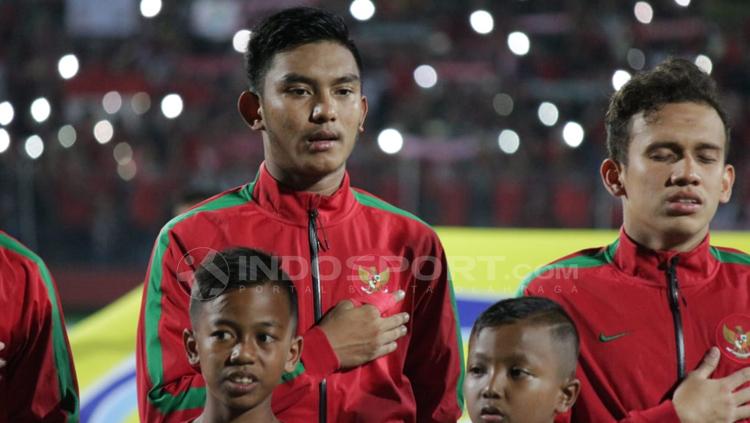 Penggawa Timnas Indonesia U-19 saat mengheningkan lagu Indonesia Raya.