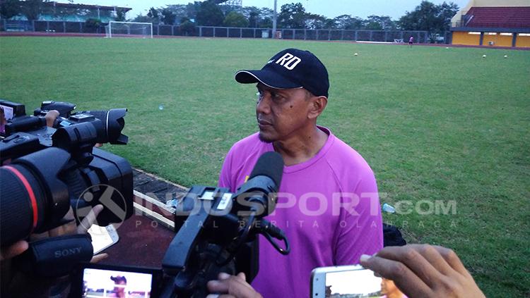 Rahmad Darmawan, Pelatih Sriwijaya FC, dalam sesi wawancara. Copyright: INDOSPORT/Muhammad Effendi