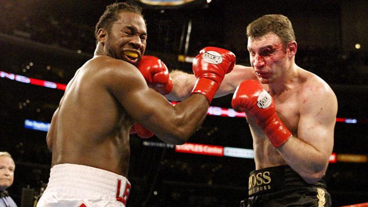 Lennox Lewis  bertarung melawan Vitali Klitschko pada tahun 2003 Copyright: Sports Hub