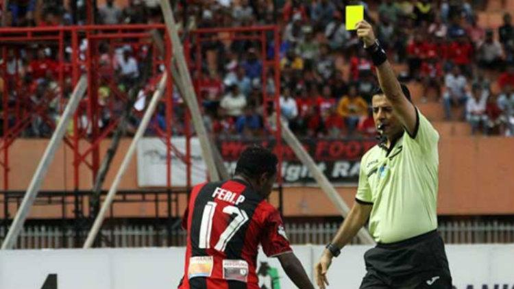 Alireza Faghani saat pimpin laga Liga 1 2017.