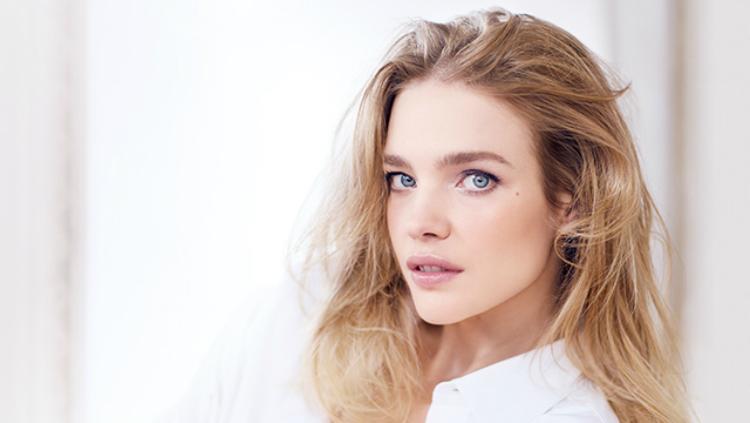 Natalia Vodianova, model yang akan temani Phillip Lahm antarkan trofi Piala Dunia. - INDOSPORT