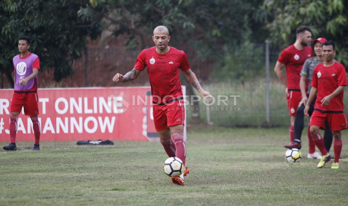 Striker Persija Jakarta Ivan Carlos sedang mengontrol bola dalam latihan di Lapangan PS AU, TNI AU, Halim, Kamis (13/07/18).