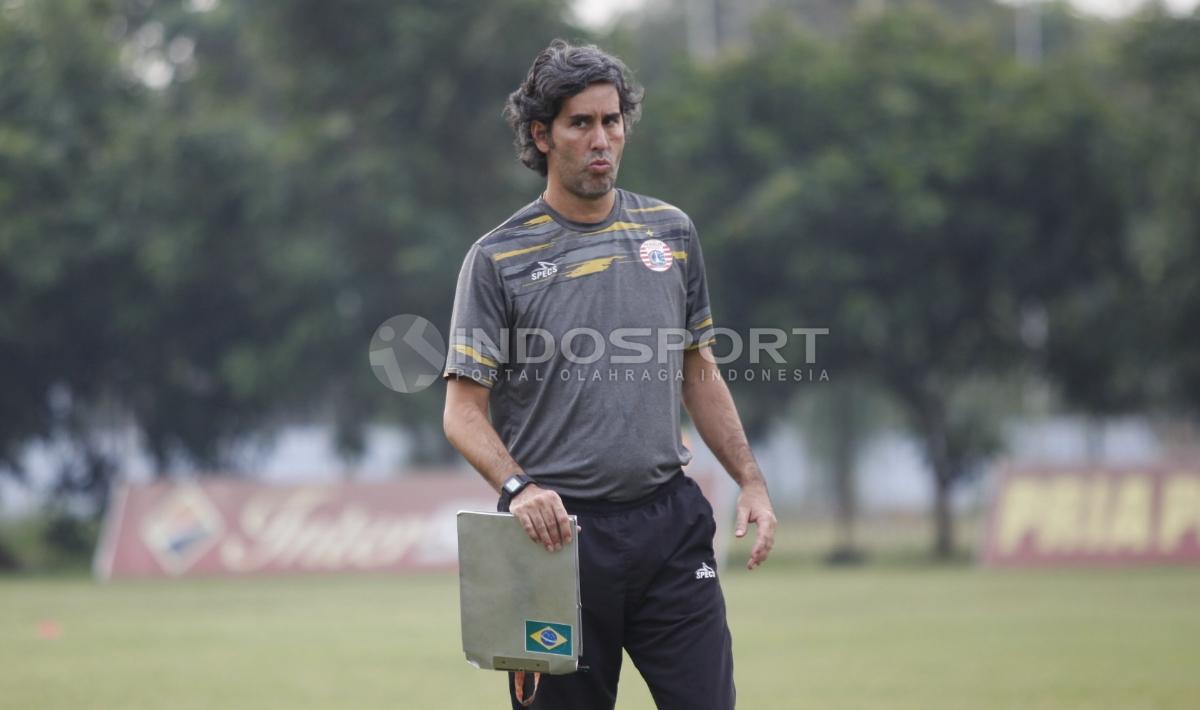 Pelatih Persija Jakarta, Stefano Cugurra Teco dalam latihan di Lapangan PS AU, TNI AU, Halim, Kamis (13/07/18).