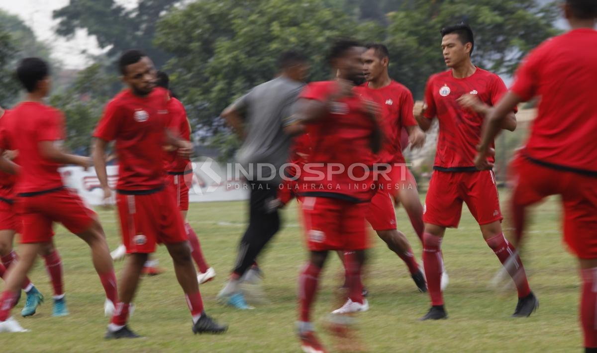 Suasana latihan para pemain Persija Jakarta di Lapangan PS AU, TNI AU, Halim, Kamis (13/07/18).