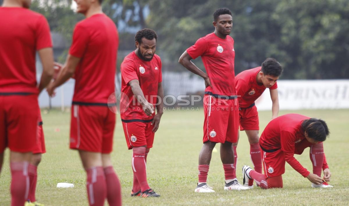 Para pemain Persija bersiap-siap sebelum melakukan latihan di Lapangan PS AU, TNI AU, Halim, Kamis (13/07/18).