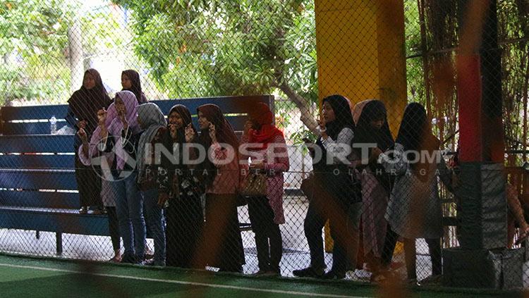 Fitra Herdian/Indosport Copyright: Remaja tanggung sedang menyaksikan pemain timnas Indonesia U-19 yang sedang berlatih.
