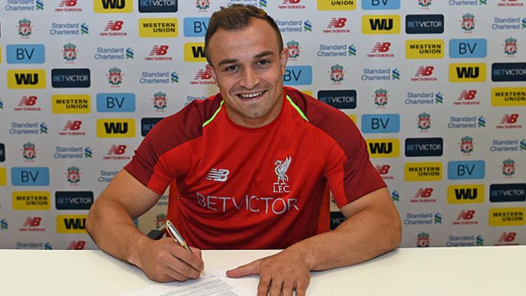 Xherdan Shaqiri bintang rekrutan baru Liverpool saat penandatanganan kontrak. Copyright: Indosport.com