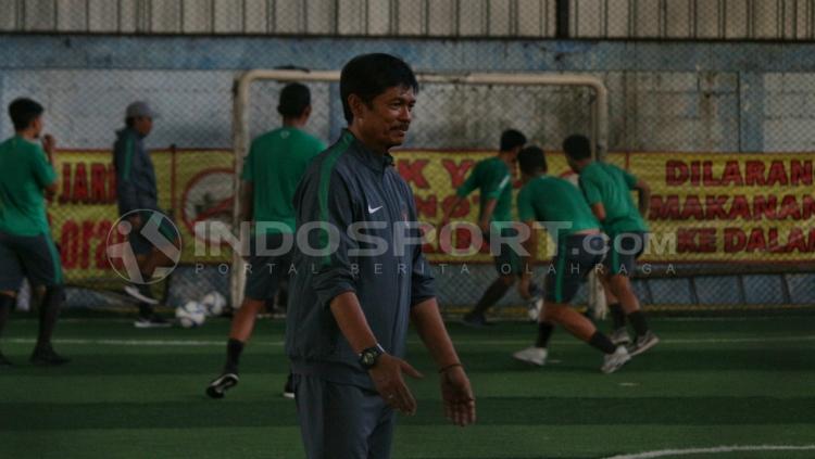 Indra Sjafri memimpin latihan Timnas U-19. - INDOSPORT