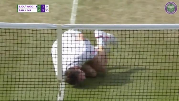 Jonas Bjorkman yang menirukan diving Neymar di Wimbledon 2018. - INDOSPORT