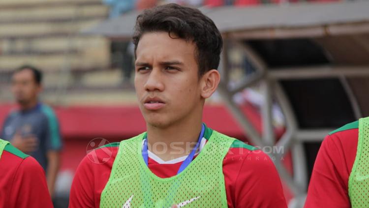 Egy Maulana VIkri saat menyanyikan laga Indonesia Raya.