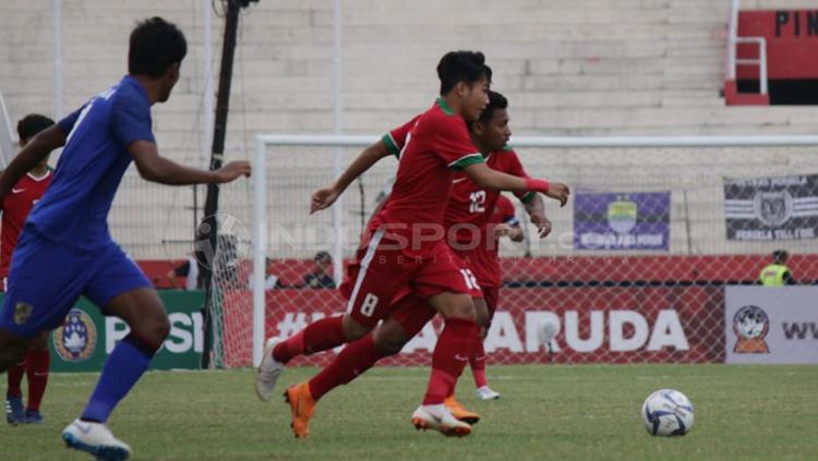 Timnas Indonesia U-19 berusaha membawa bola ke arah gawang Thailand. - INDOSPORT