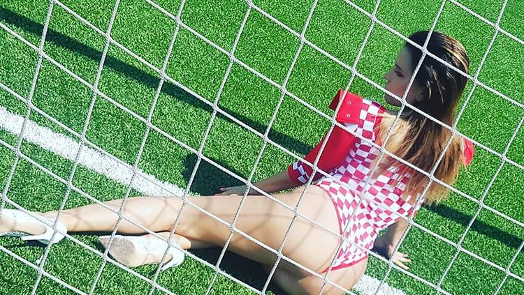 Model dewasa, Nives Celsius saat pemotretan dengan mengenakan jersey Timnas Kroasia.