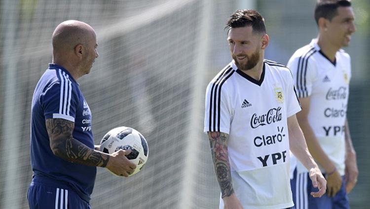 Pelatih dan striker Timnas Argentina, Jorge Sampaoli dan Lionel Messi.