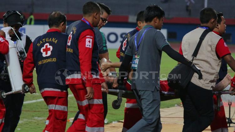 Egy Maulana Vikri mendapat pertolongan dari tim medis. Copyright: Fitra Herdian/INDOSPORT