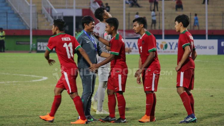 Indra Sjafri sambut para pemain usai laga melawan Thailand dan juara tiga.