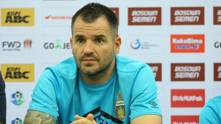 Simon McMenemy dalam jumpa pers.