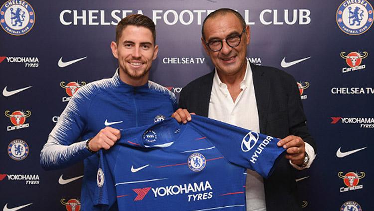 Jorginho (kiri) resmi ke Chelsea berfoto bersama pelatihnya, Maurizio Sarri. Copyright: Getty Images