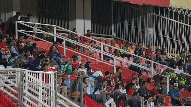 Supporter Indonesia yang masih berada di stadion. Copyright: Supporter Indonesia yang masih berada di stadion.