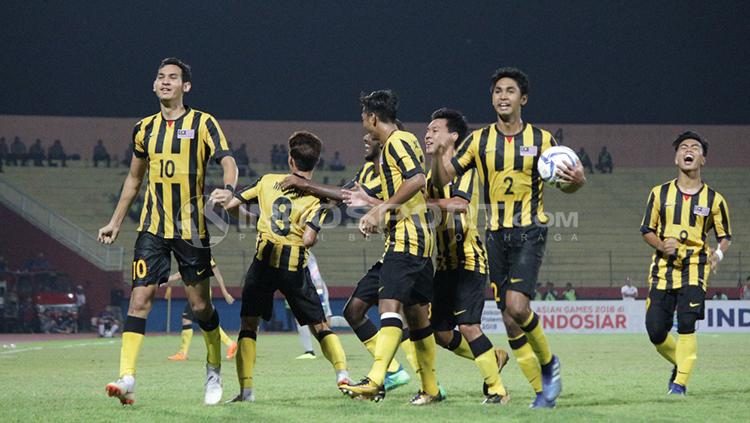 Para pemain Malaysia U-18 berselebrasi setelah sukses mencetak angka ke gawang Myanmar U-18. Copyright: Fitra Herdian/INDOSPORT