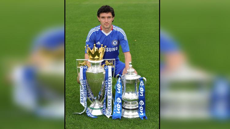 Yuri Zhirkov saat bermain bagi Chelsea turut menyumbangkan Liga Primer Inggris dan Piala FA. Copyright: INDOSPORT