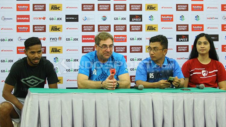 Hasim Kipuw dan Robert Rene Alberts di sesi konferensi pers.