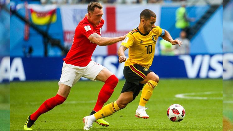 Phil Jones yang berusaha menghadang Eden Hazard saat Belgia vs Inggris di Piala Dunia 2018. Copyright: INDOSPORT.com