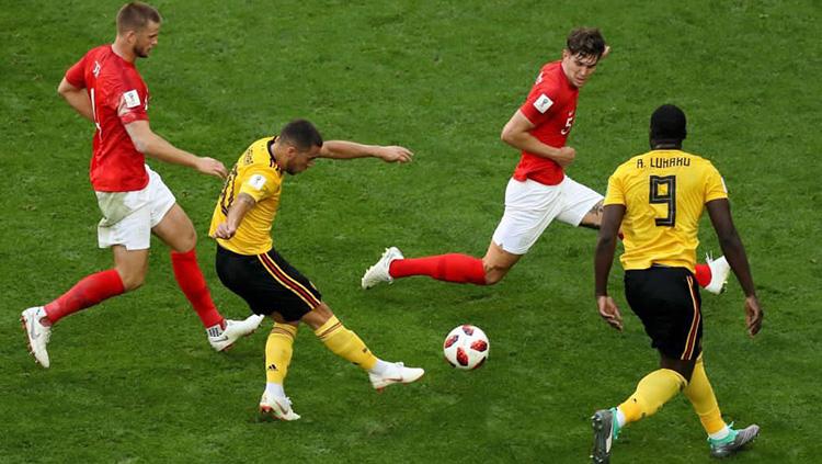 Eden Hazard saat melepaskan tendangan keras di pertandingan Belgia vs Inggris Piala Dunia 2018. - INDOSPORT