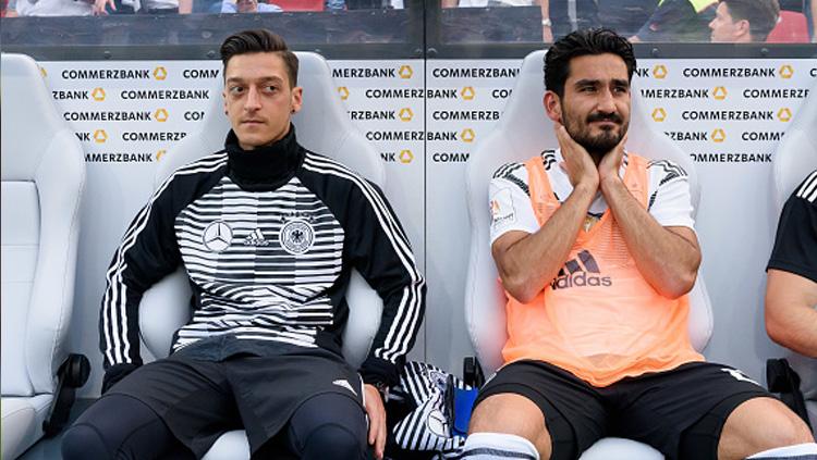 Mesut Ozil dan Ilkay Gundogan, dua gelandang tengah Timnas Jerman di Piala Dunia 2018 duduk di bangku cadangan.