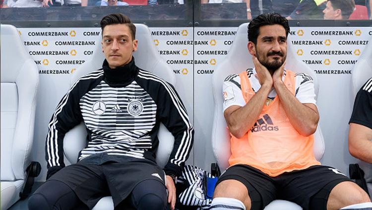 Mesut Ozil dan Ilkay Gundogan, dua gelandang tengah Timnas Jerman di Piala Dunia 2018 duduk di bangku cadangan. - INDOSPORT