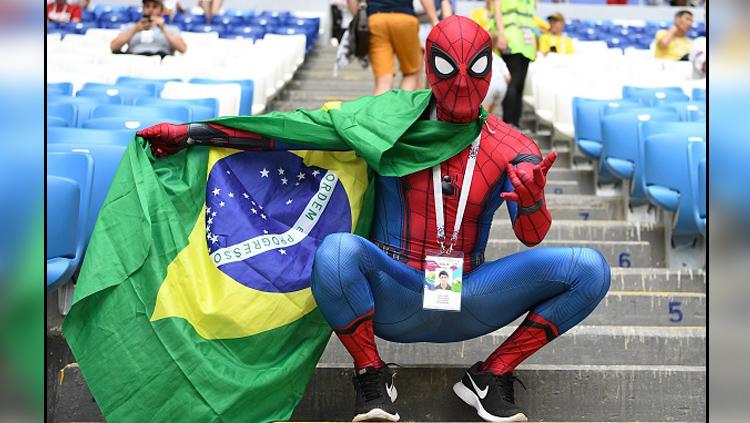 Saat para Avengers tak bertugas, salah satu member mereka, Spiderman ke Rusia memberikan dukungan untuk Timnas Brasil. Tentunya Spiderman ini bukan tokoh sesungguhnya ya.