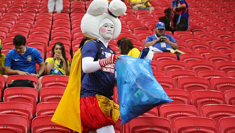 Salah satu hal yang menjadi daya tarik di Piala Dunia 2018 adalah fans Timnas Jepang yang melakukan bersih-bersih stadion usai menyaksikan pertandingan. Meski masih menggunakan atribut, fans ini tetap menjalankan kebiasannya dengan baik.