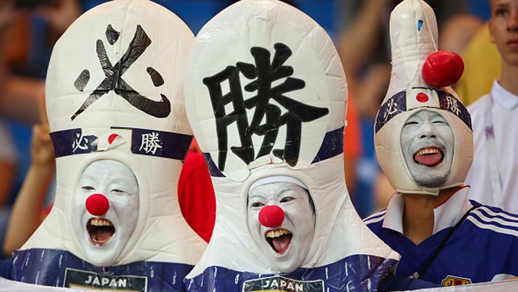 Bagaikan tradisi di Piala Dunia, 3 Fans Jepang ini membentuk diri mereka bagaikan pin bowling. Hal yang serupa juga pernah terjadi di Piala Dunia 2014. Jimat atau kebiasaan unik?