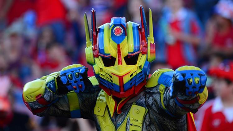 Seakan tak mau kalah dari Fans Belgia, Fans Brasil, dan Fans Jepang, fans dari Timnas Kolombia ini menutupi dirinya ala robot. Kreatif sekali ya