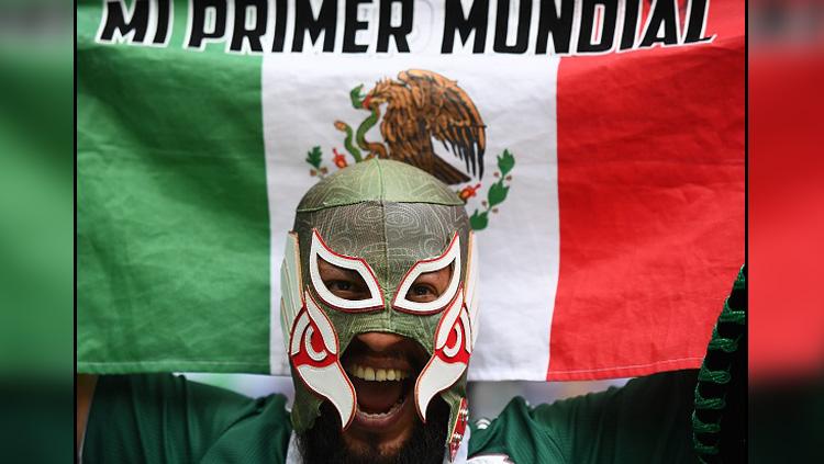 Fans Meksiko ini menggunakan topeng dari salah satu tokoh WWE, Rey Mysterio yang juga berasal dari Meksiko. Cukup kreatif.