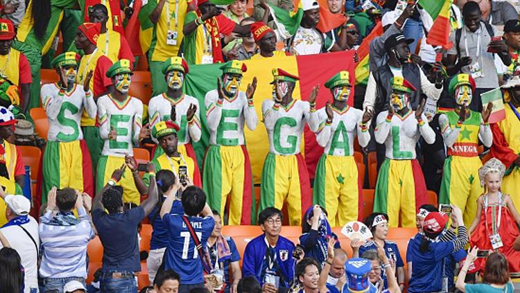 Atraksi mengagumkan yang disuguhkan oleh Fans Senegal. Bahkan, fans dari negara lawan, yakni Fans Jepang pun tertarik untuk mengabadikan mereka. Sportif!