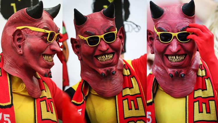 Seram? lumayan ya, namun sosok ini bukanlah sosok setan merah sungguhan, melainkan fans Timnas Belgia. Ia menggambarkan dirinya sebagai setan merah karena memang Timnas Belgia memiliki julukan demikian.