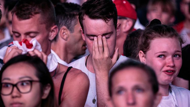 Fans Timnas Inggris menangis saat melihat negara kesayangannya tak lolos ke final Piala Dunia 2018 serta gagal menjadi juara ketiga.