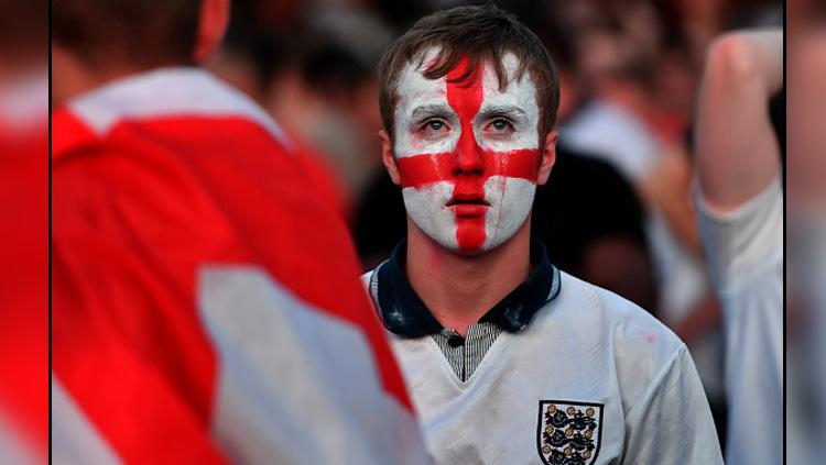 Begitu pluit dibunyikan, fans Timnas Inggris ini tak kuasa menahan air matanya saat mengetahui Harry Kane cs gagal melaju ke final Piala Dunia 2018.