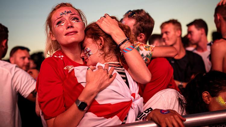 Selesai sudah. Inilah air mata dari para fans Timnas Inggris yang harus rela melihat negara kesayangannya menempati urutan keempat di Piala Dunia 2018.