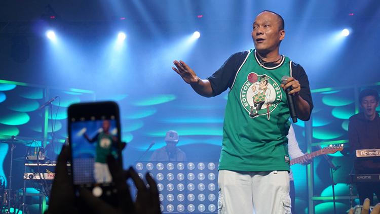 Rapper Indonesia Iwa Kusuma saat sedang manggung. - INDOSPORT