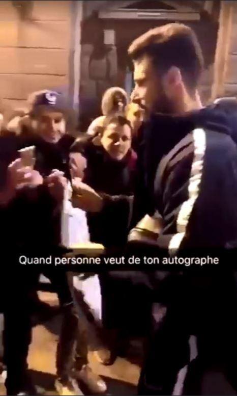 Olivier Giroud canggung saat fans tidak ada yang meminta tanda tangannya. Copyright: thesun.co.uk