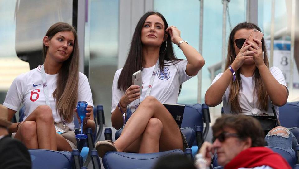 Wags Inggris ketika menonton laga melawan Belgia di Tribun. Copyright: The Sun