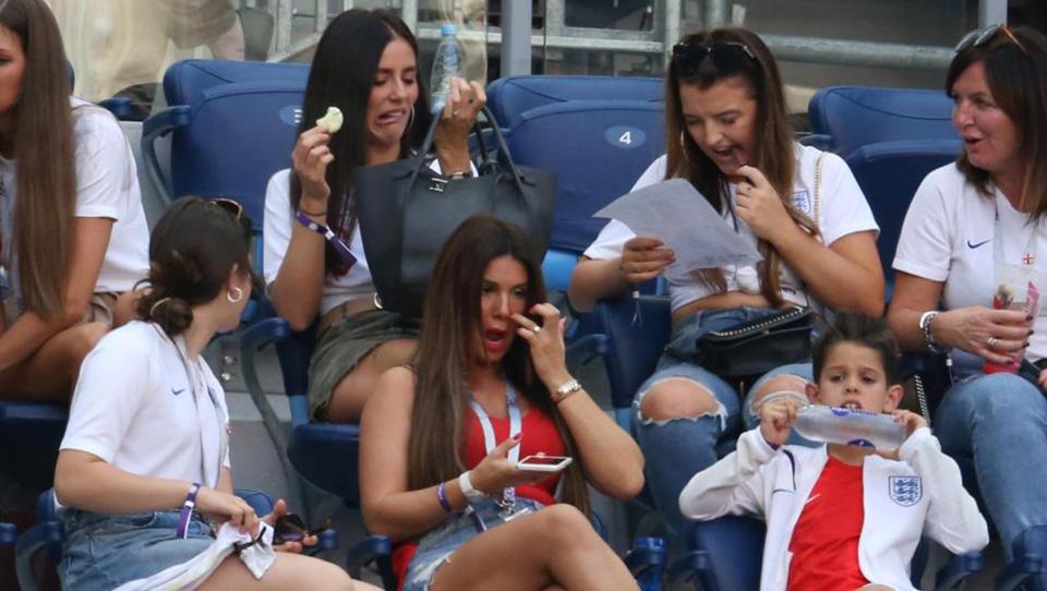 Wags Inggris ketika menonton laga melawan Belgia di Tribun. Copyright: The Sun
