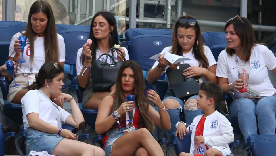 Wags Inggris ketika menonton laga melawan Belgia di Tribun. Copyright: The Sun