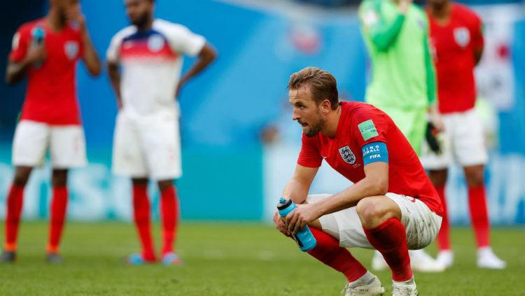 Harry Kane tampak kecewa karena Inggris kalah dari Belgia. - INDOSPORT