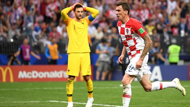 Mario Mandzukic mencetak gol kedua bagi Kroasia berkat kesalahan yang dilakukan Hugo Lloris. - INDOSPORT